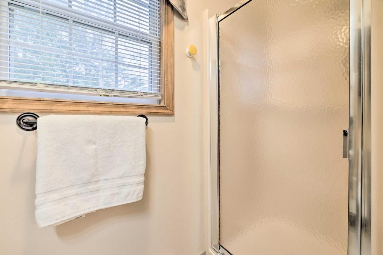 Spacious Tobyhanna Home With Lake Access And Fire Pit! エクステリア 写真